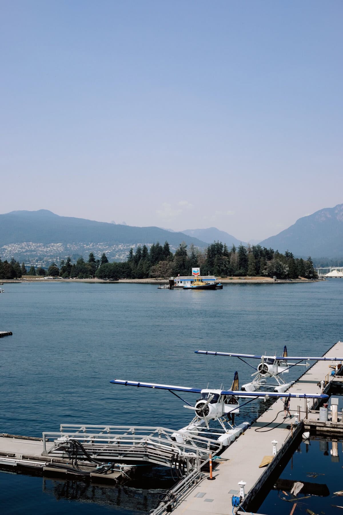 Wasserflugzeuge am Dock in Vancouver mit Bergen im Hintergrund