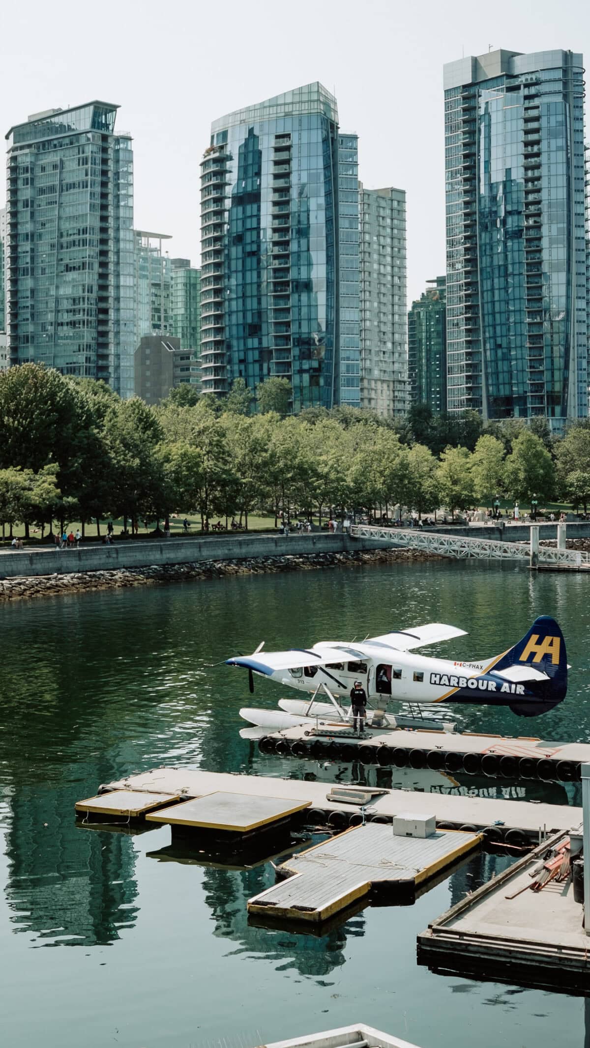 Harbour Air Wasserflugzeug am Dock vor Vancouvers Skyline