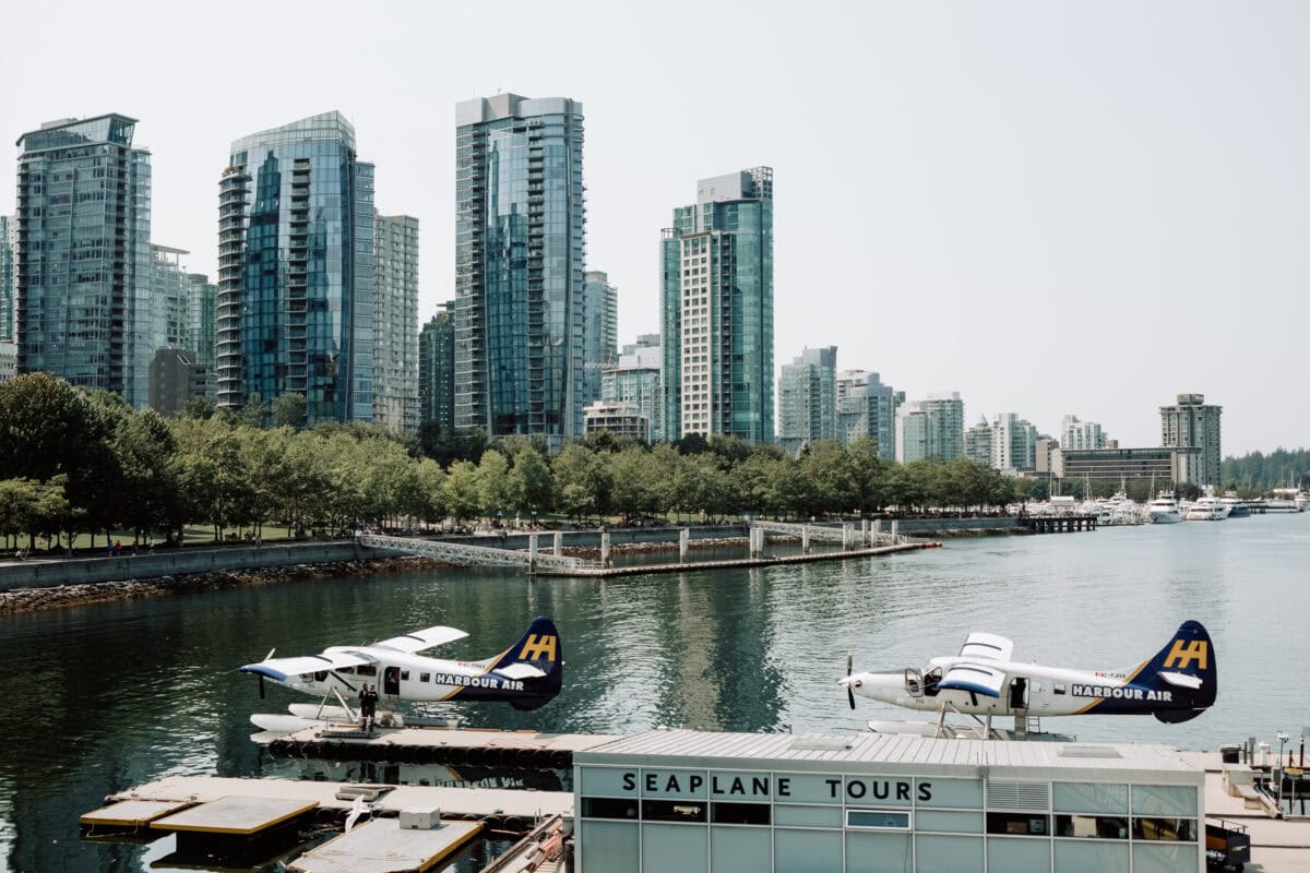 Harbour Air Wasserflugzeuge am Dock in Vancouver mit Skyline