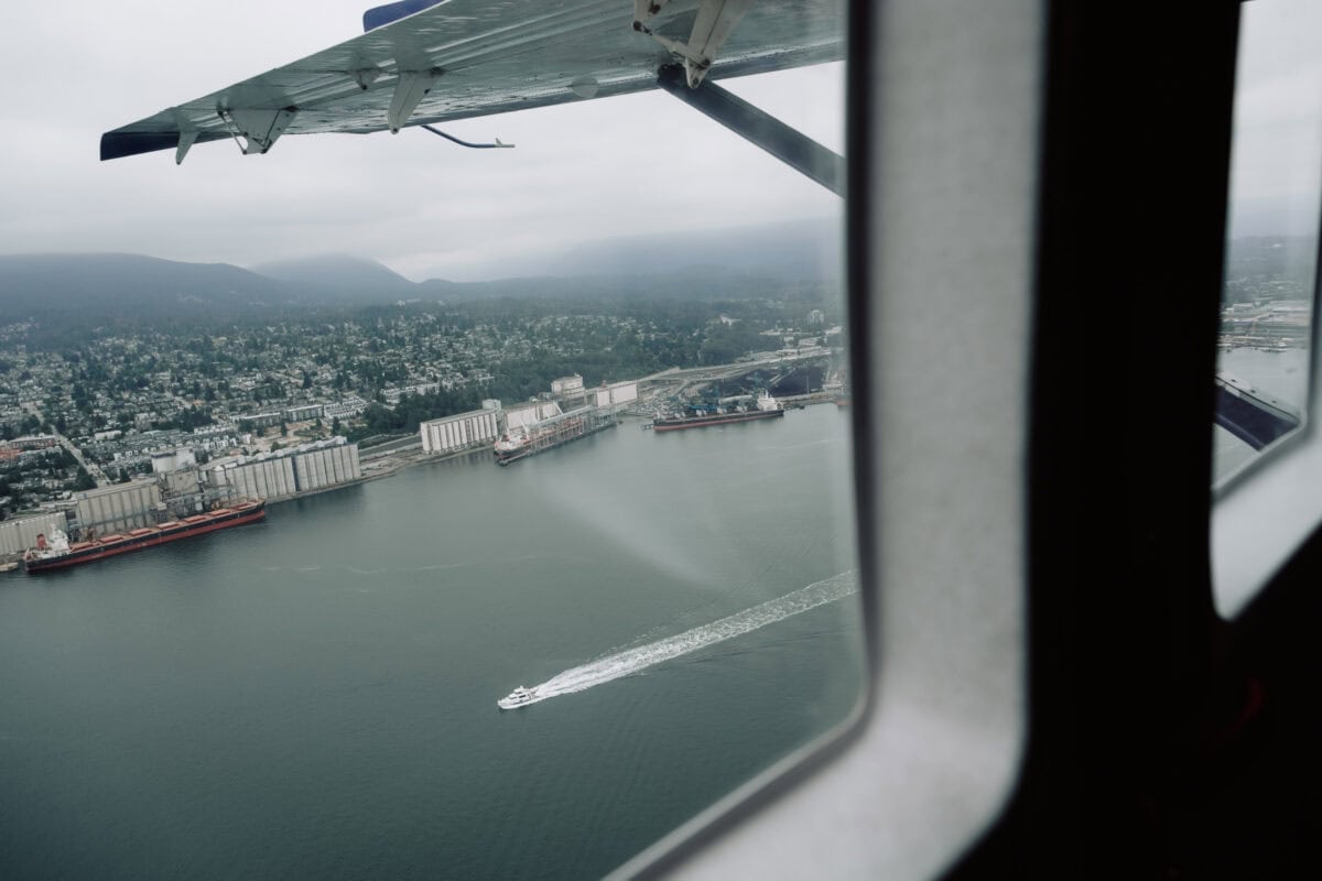Luftaufnahme aus Wasserflugzeug über Hafen und Stadt