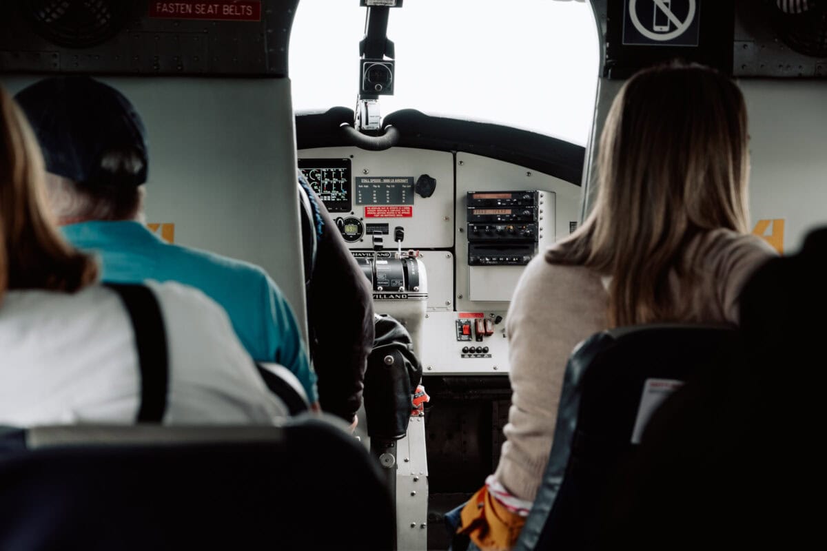 Passagiere blicken auf Cockpit-Instrumente in einem Kleinflugzeug
