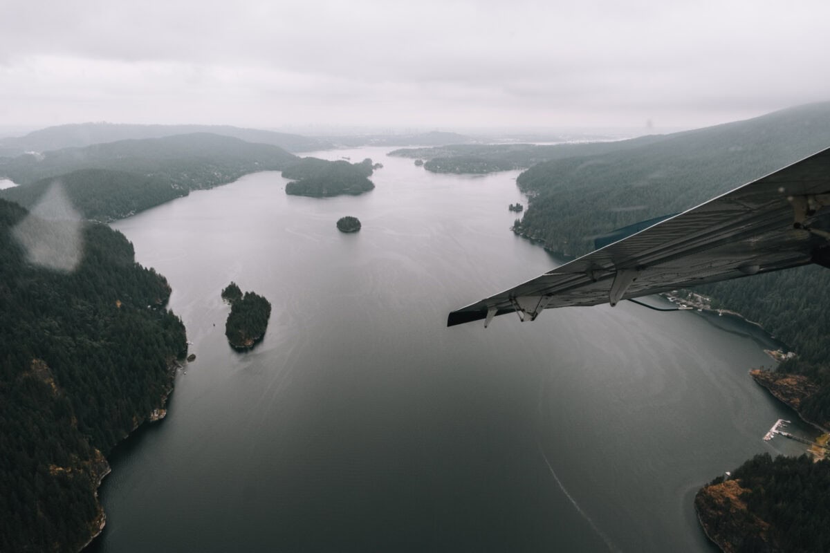 Luftaufnahme von bewaldeten Inseln und See aus Flugzeugfenster