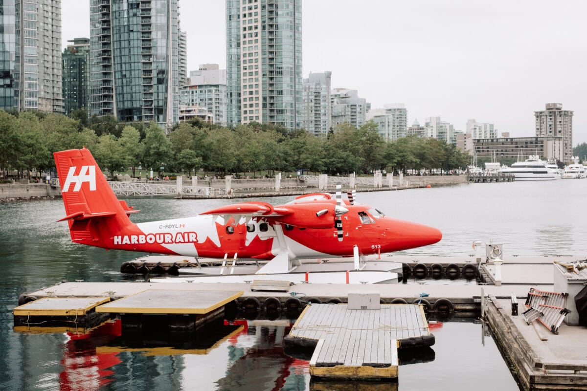 Rotes Harbour Air Wasserflugzeug am Dock in Vancouver