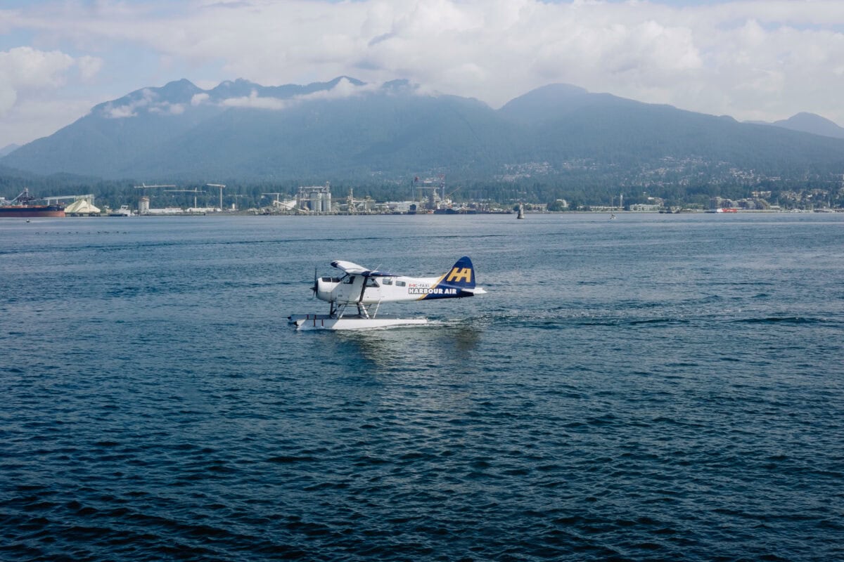 Harbour Air Wasserflugzeug landet auf dem Meer vor Bergen