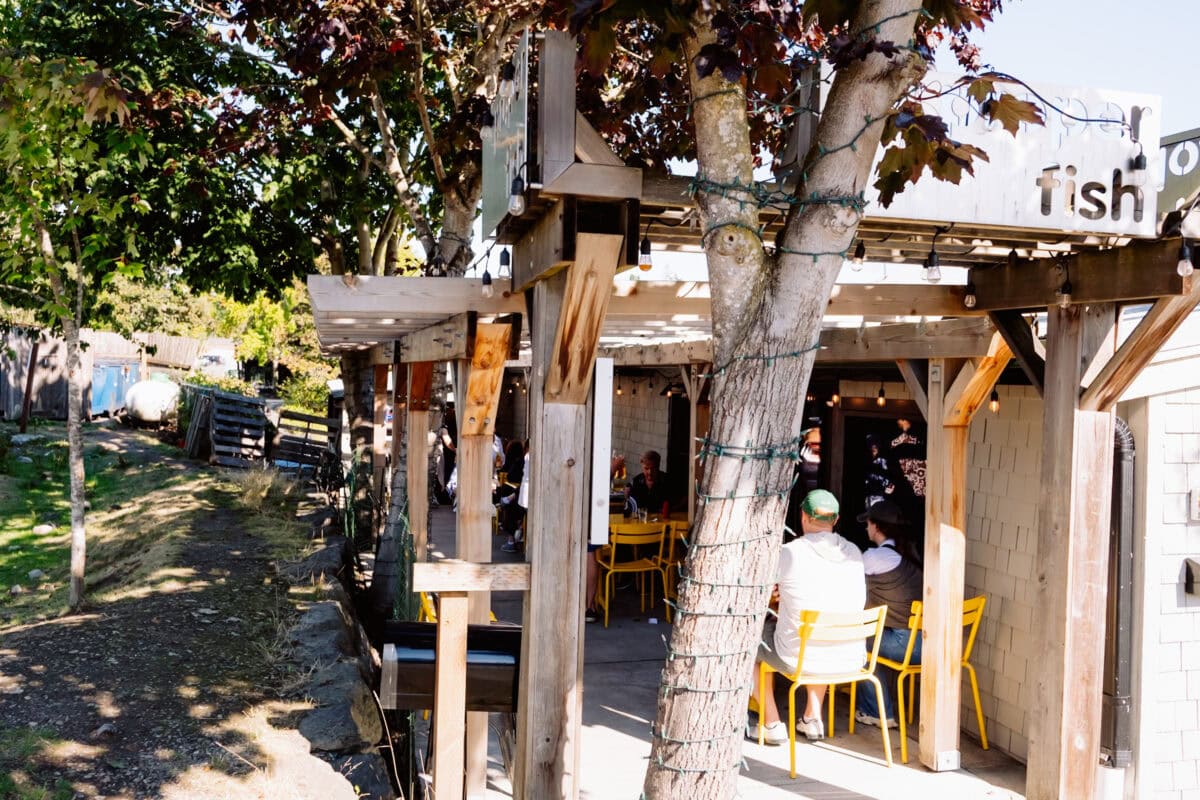 Gemütliche Außenterrasse eines Fish-Restaurants mit Gästen