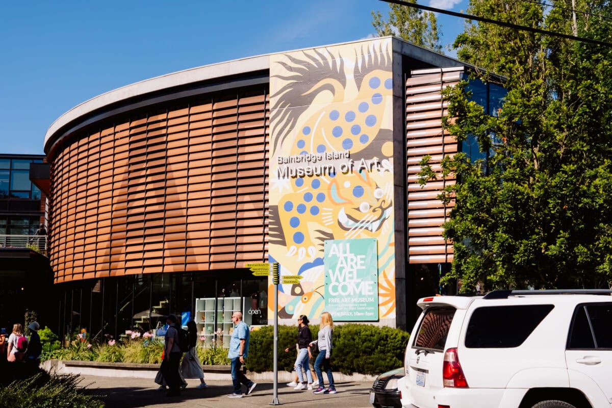 Außenansicht des Bainbridge Island Museum of Arts mit buntem Wandgemälde