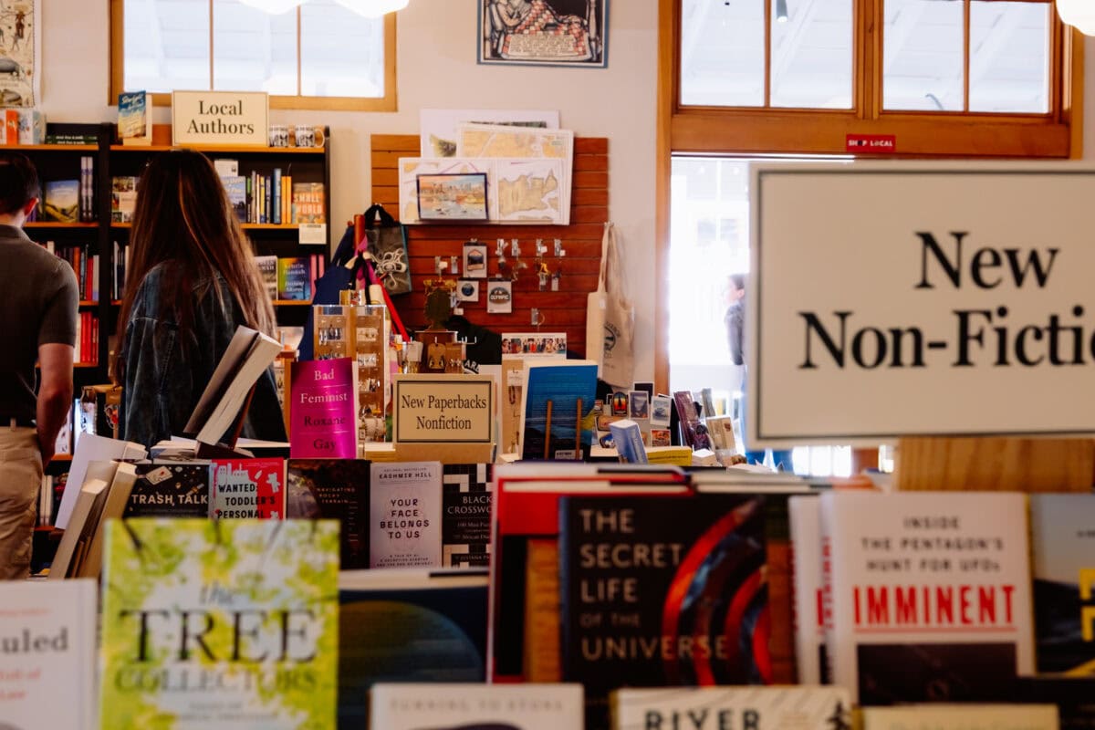 Buchhandlung mit Sachbüchern und lokalen Autoren im Regal