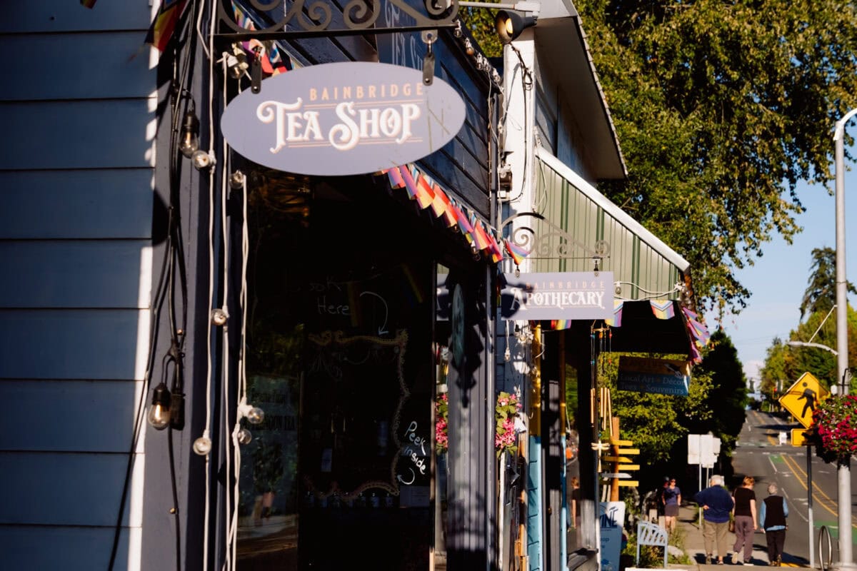 Bainbridge Tea Shop Schild an charmanter Einkaufsstraße