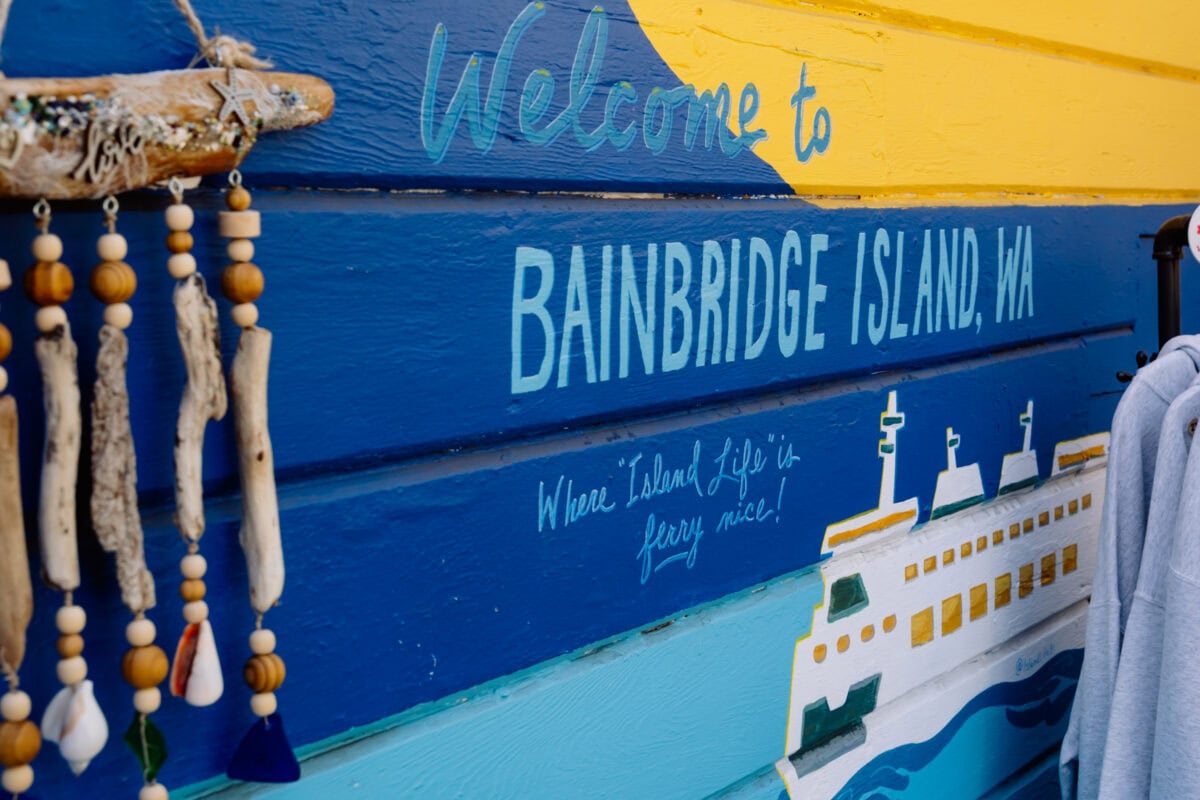 Willkommensschild für Bainbridge Island, Washington mit Fähre