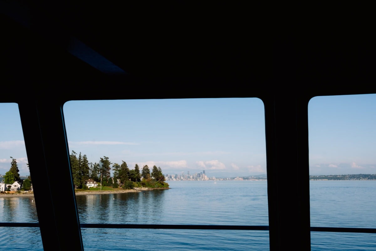 Blick aus Fähre auf Seattle-Skyline und Puget Sound