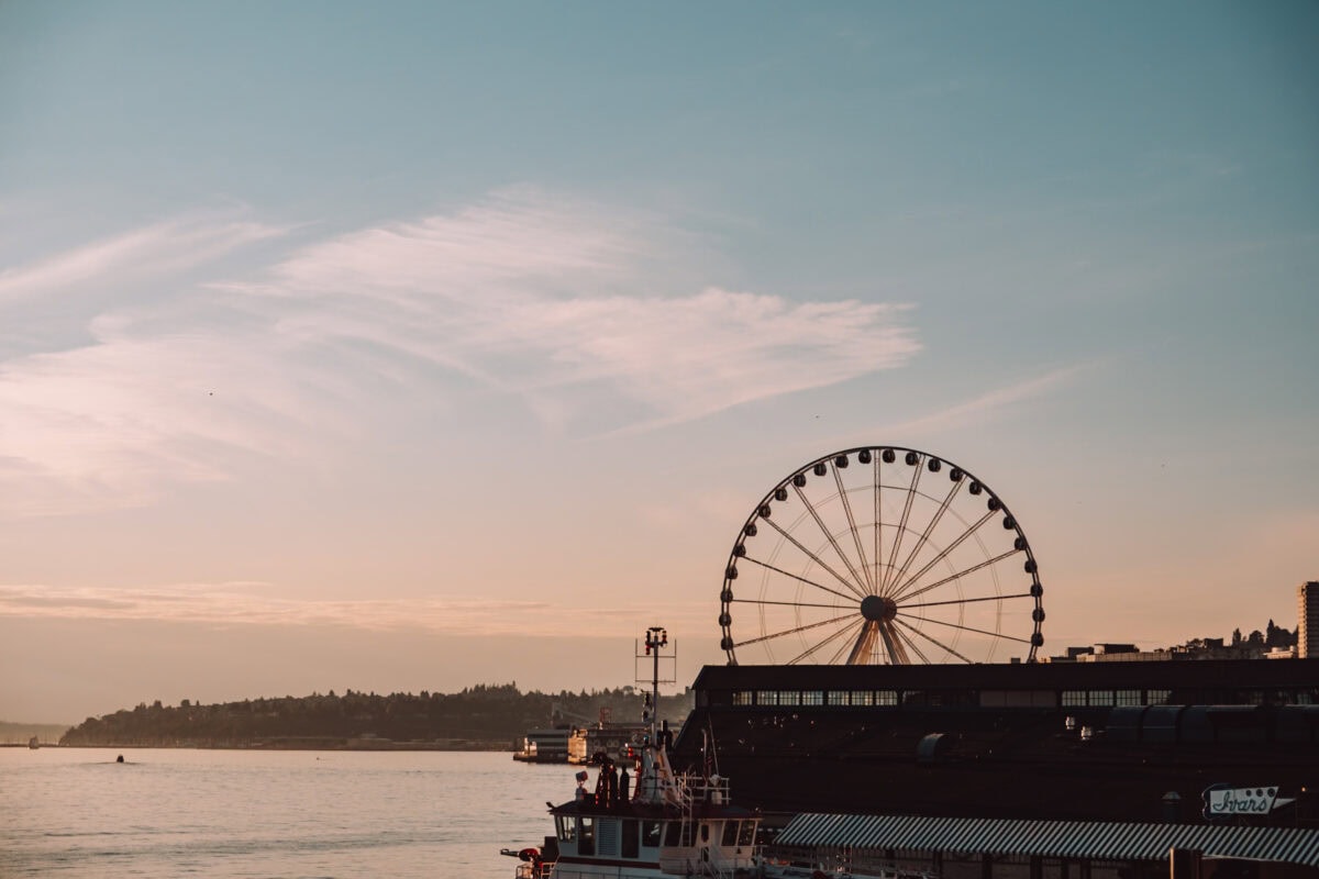 Riesenrad am Hafen von Seattle bei Sonnenuntergang