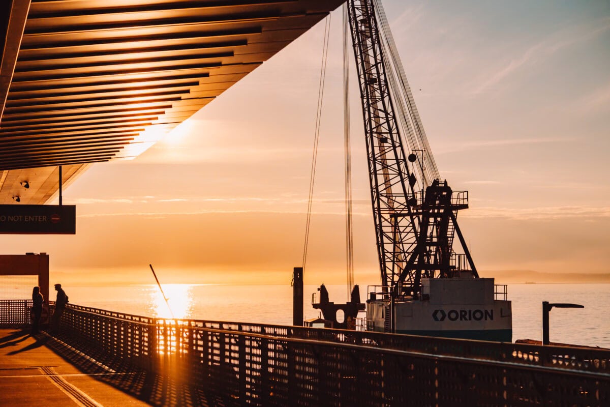 Orion-Kranschiff im Hafen bei goldenem Sonnenuntergang
