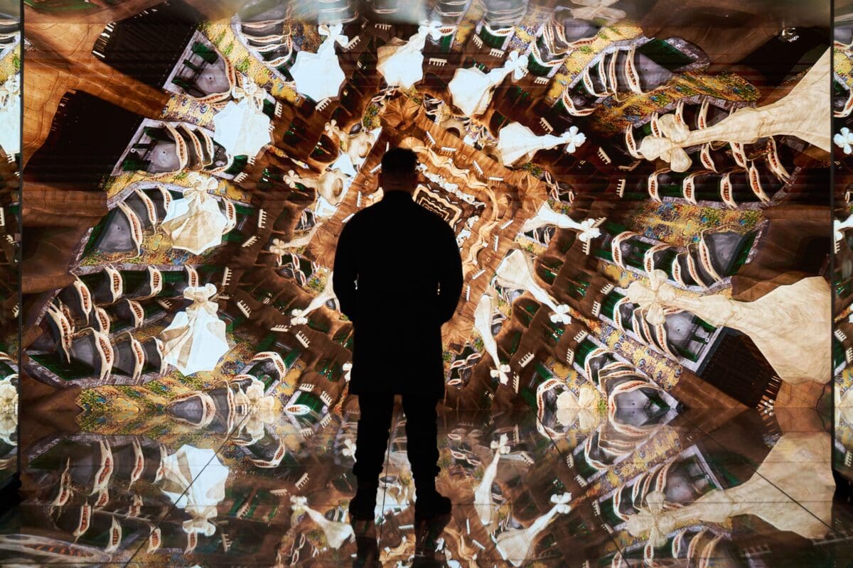 Silhouette einer Person in der Installation von Refik Anadol im Gaudi Cube
