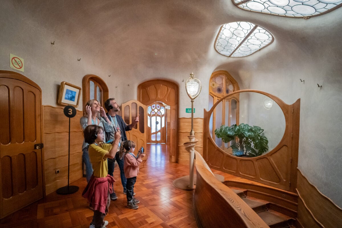 Familie besichtigt das Innere der Casa Batlló in Barcelona