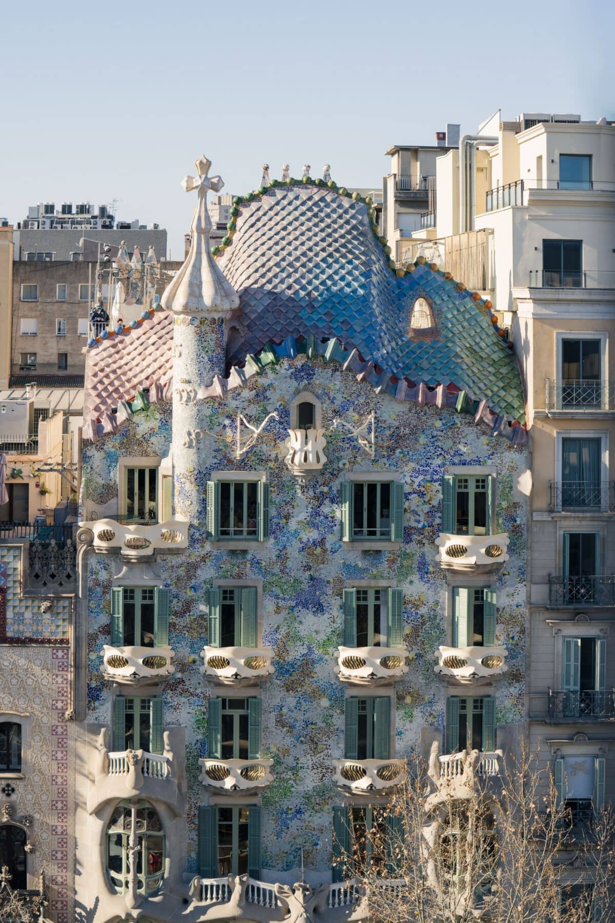 Frontansicht der Casa Batlló von Gaudí mit bunter Mosaikfassade und Drachendach in Barcelona