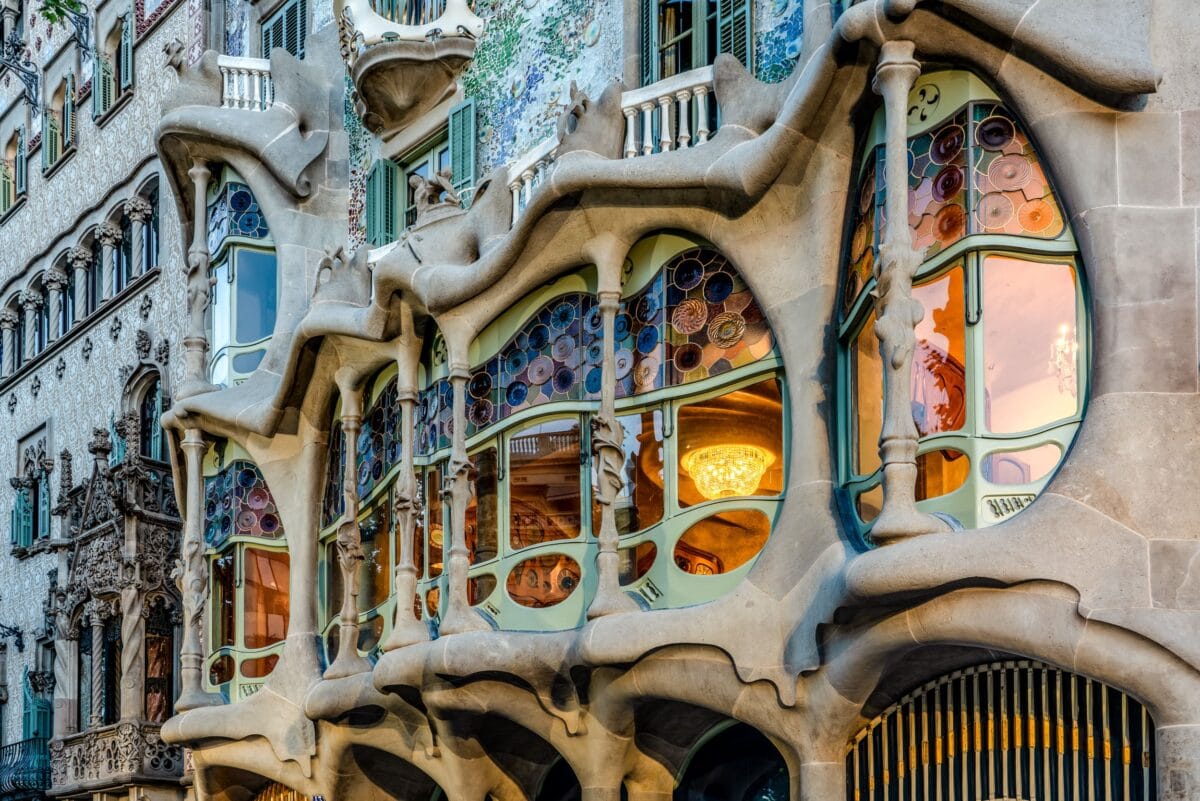 Casa Batlló Fassade mit bunten Mosaikfenstern von Gaudí