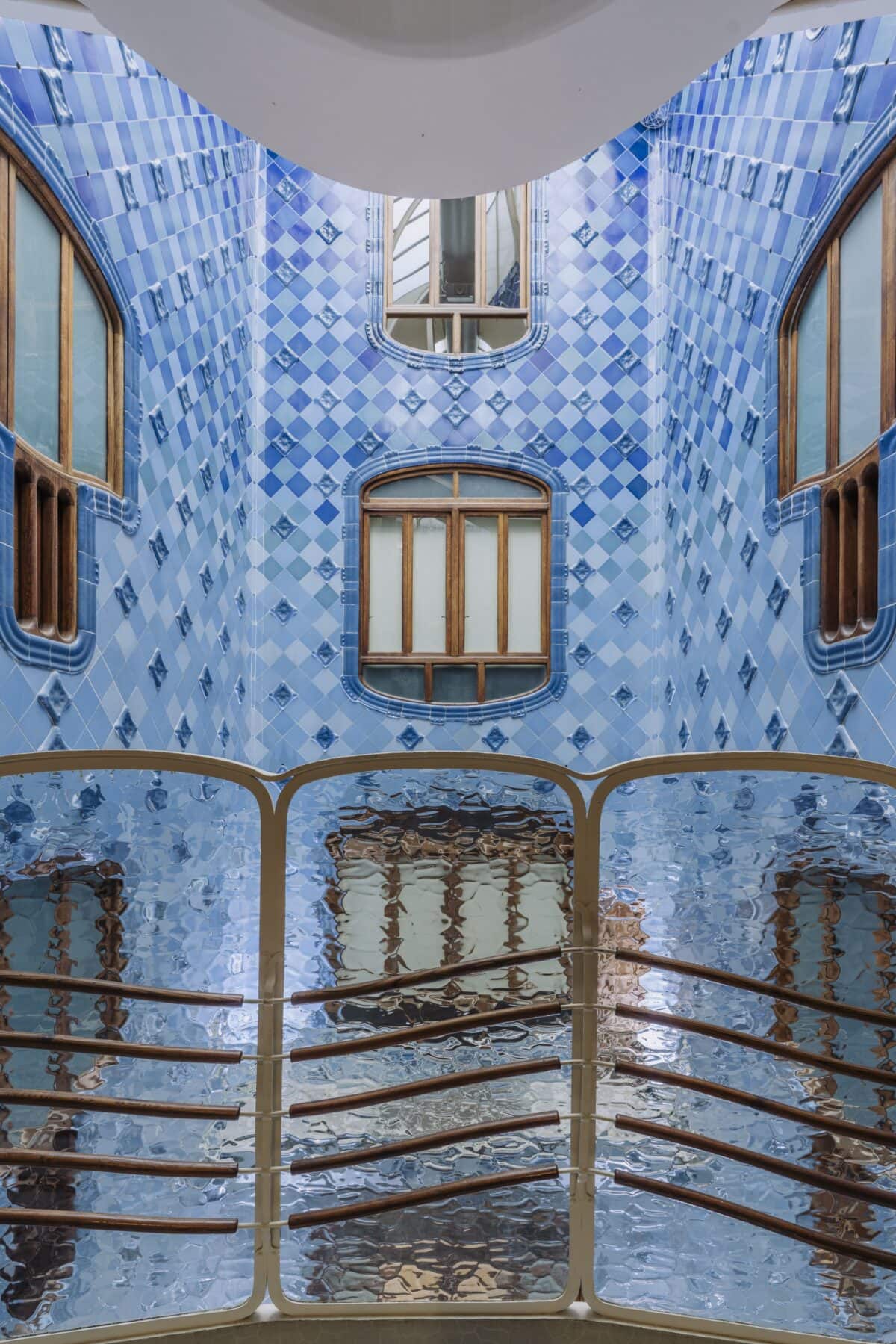 Blau gefliester Innenhof der Casa Batlló in Barcelona