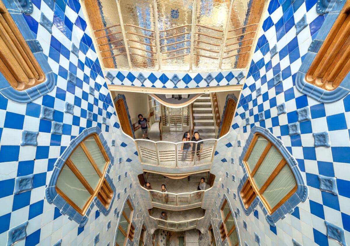 Innenhof der Casa Batlló mit blau-weißen Kacheln und Balkonen
