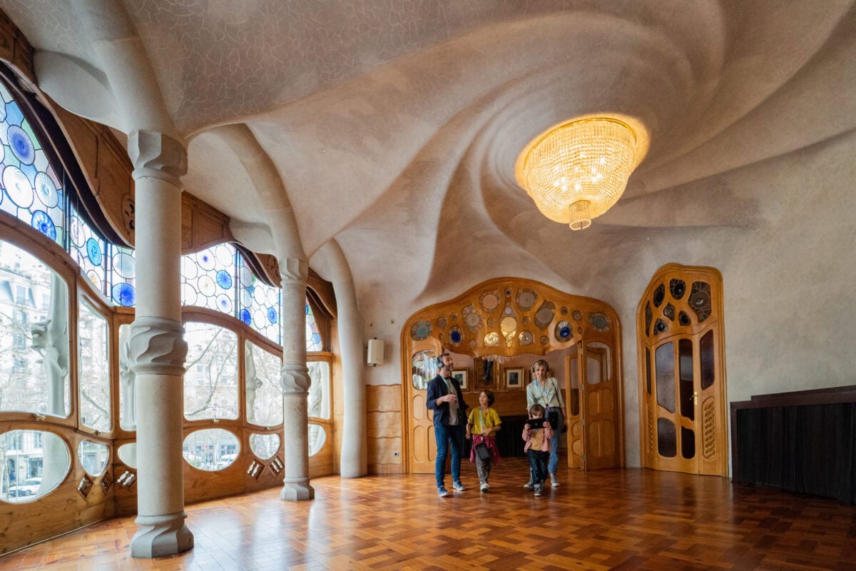 Besucher in der organisch gestalteten Planta Noble der Casa Batlló