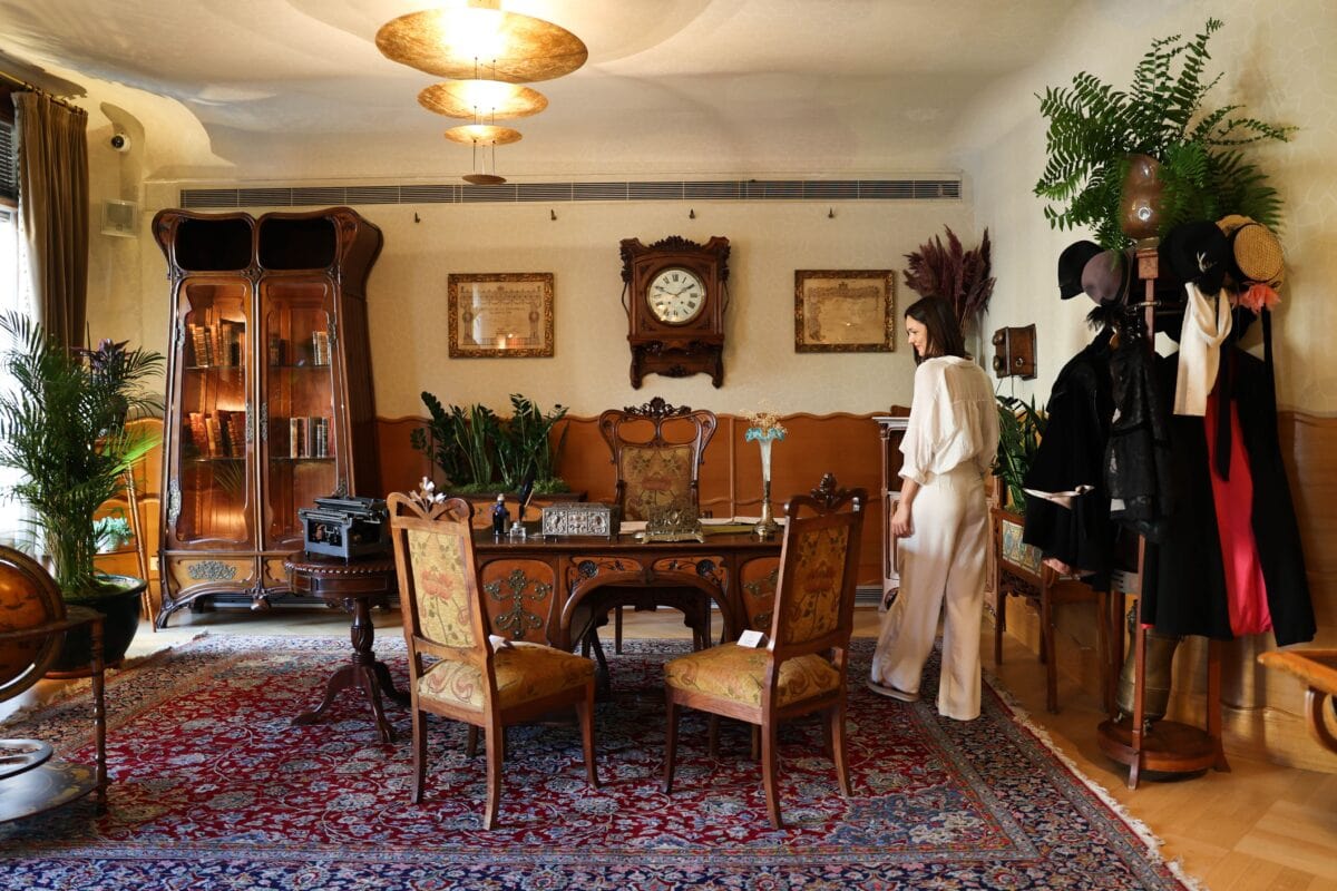 Frau betrachtet historisches Jugendstil-Zimmer mit antiken Möbeln in der Casa Batlló