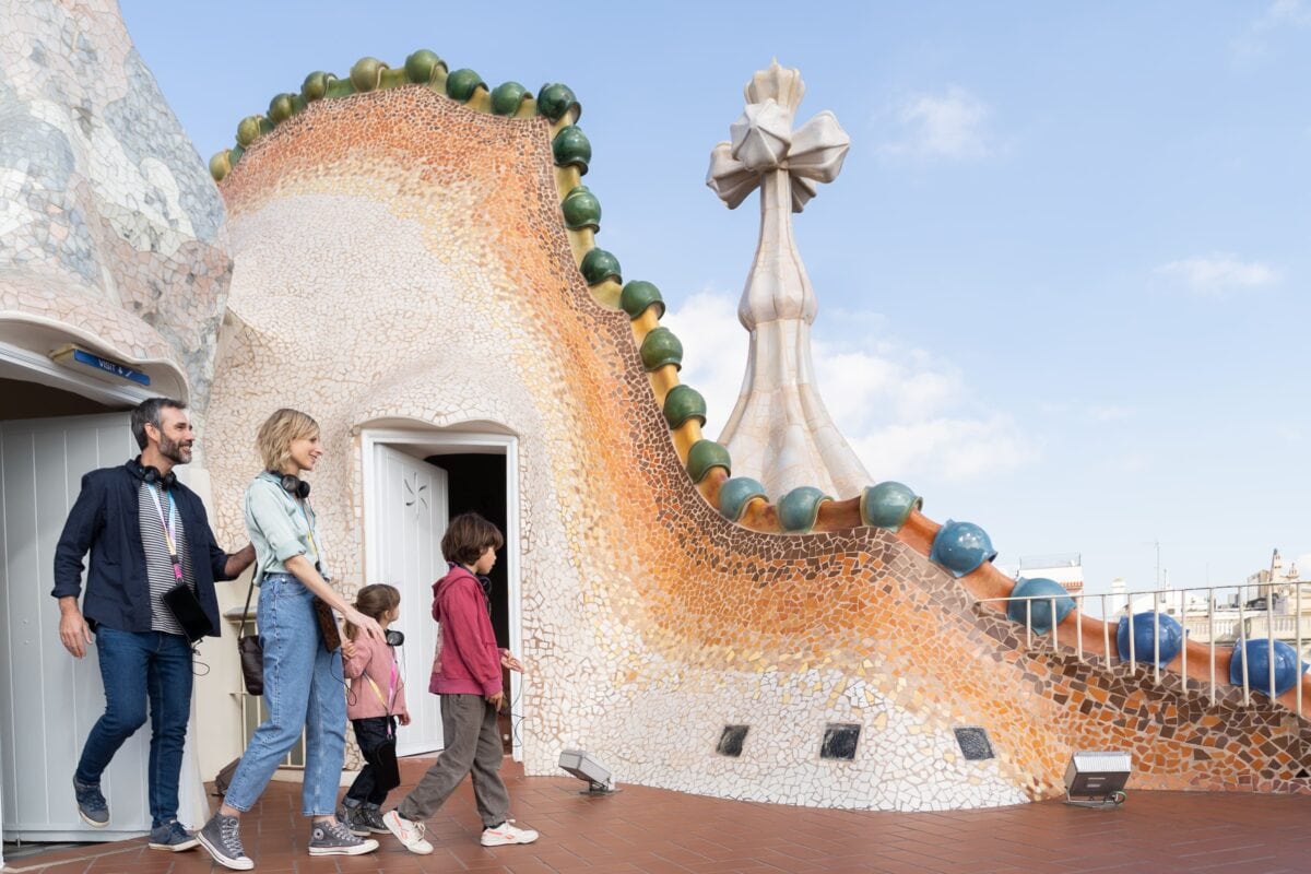 Familie besichtigt das Dach der Casa Batlló in Barcelona