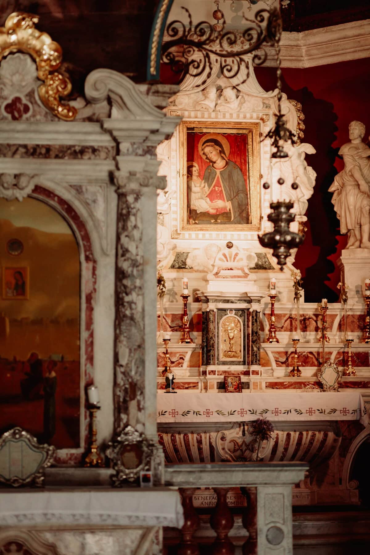 Barocker Kirchenaltar mit Madonna-Gemälde und goldenen Kerzenleuchtern