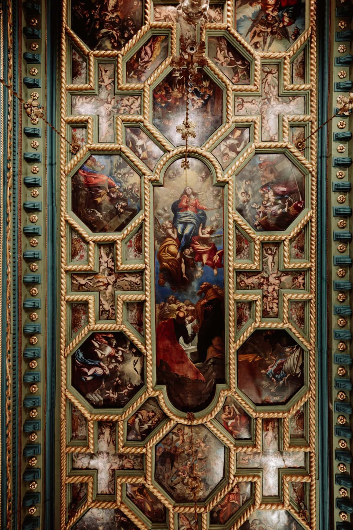 Prachtvolle barocke Kirchendecke mit religiösen Gemälden und Goldverzierungen