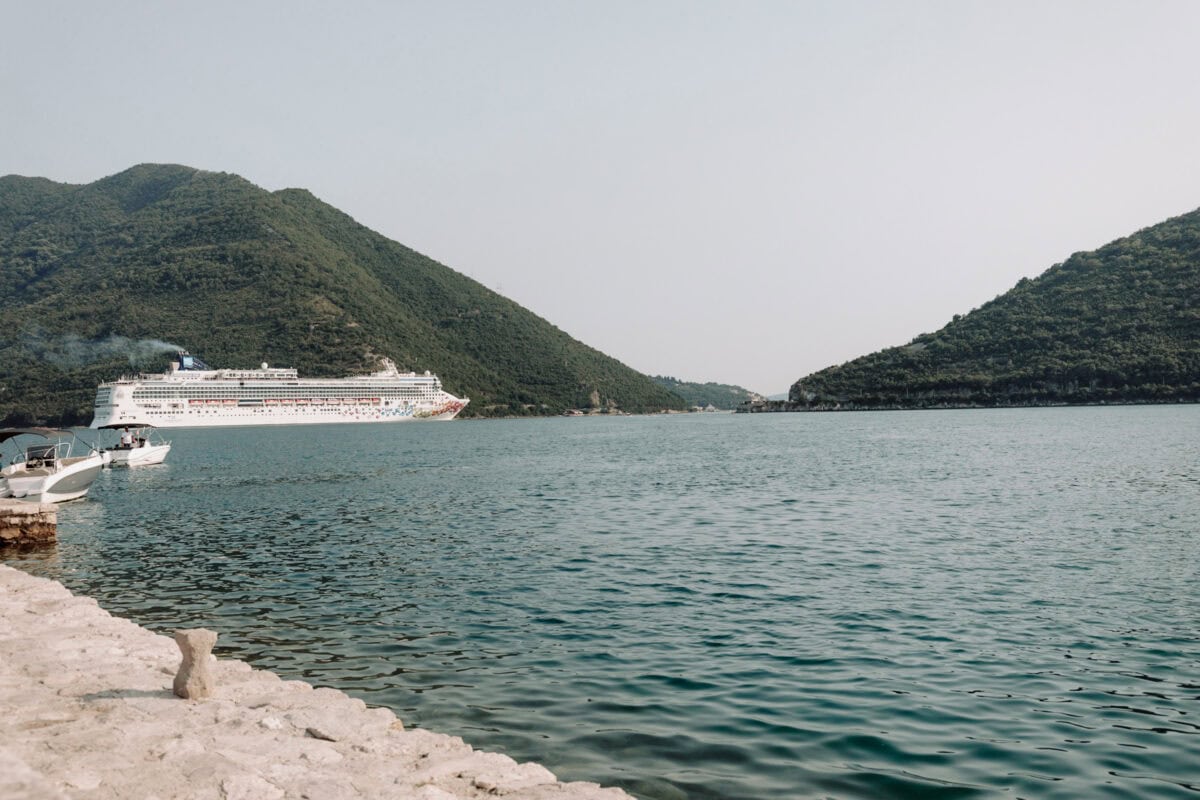 Kreuzfahrtschiff in der Bucht von Kotor mit grünen Bergen