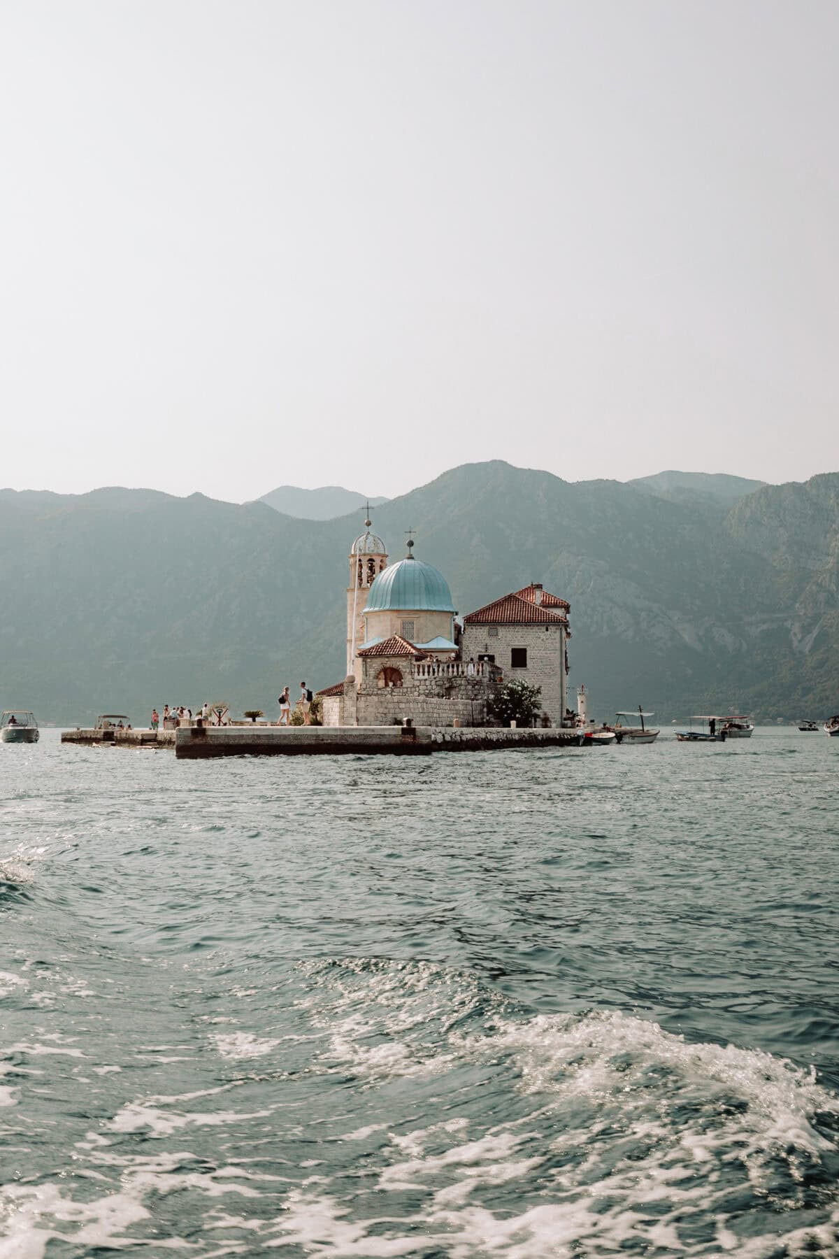 Kirche Unserer Lieben Frau vom Felsen auf kleiner Insel in der Bucht von Kotor in Montenegro