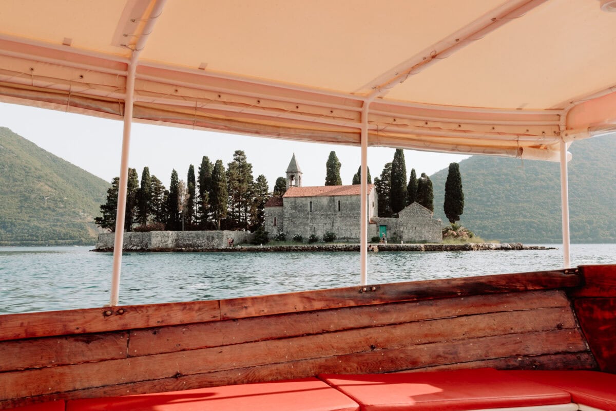 Blick vom Boot auf die Klosterinsel Sveti Đorđe in der Bucht von Kotor