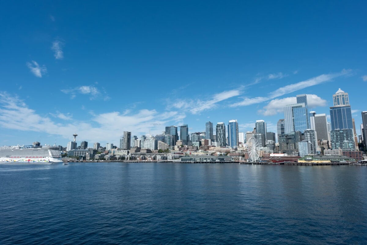 Seattle Skyline vom Wasser aus mit Space Needle und Riesenrad